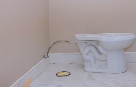 Installation d'un siège de WC dans la salle de bains