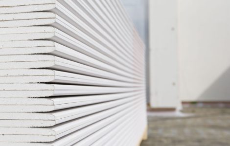 Une pile de panneaux de plâtre posée sur une palette