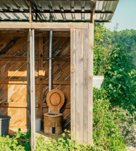 Toilette sèche écologique en bois dans la campagne