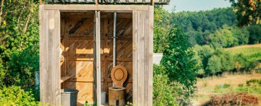 Toilette sèche écologique en bois dans la campagne