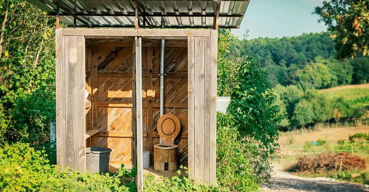 Toilette sèche écologique en bois dans la campagne