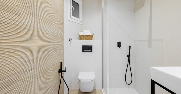 Intérieur d’une salle de bain moderne noire et blanche