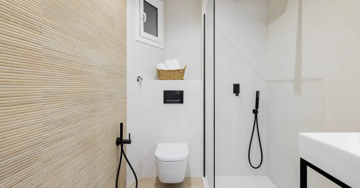 Intérieur d’une salle de bain moderne noire et blanche