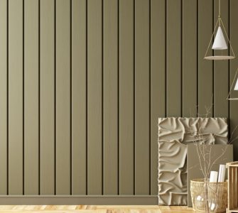 Différents objets de décoration dans une pièce avec un mur en lambris gris