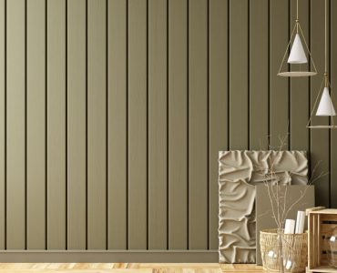 Différents objets de décoration dans une pièce avec un mur en lambris gris