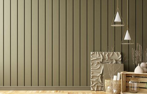 Différents objets de décoration dans une pièce avec un mur en lambris gris