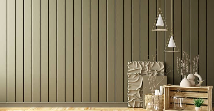 Différents objets de décoration dans une pièce avec un mur en lambris gris