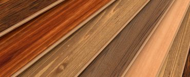 Des bandes de parquet dans différents types de bois exposés