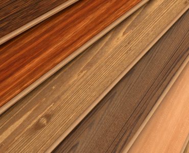 Des bandes de parquet dans différents types de bois exposés