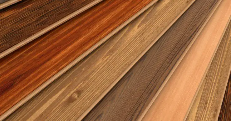 Des bandes de parquet dans différents types de bois exposés