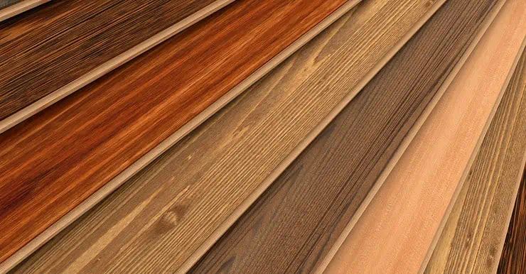 Des bandes de parquet dans différents types de bois exposés