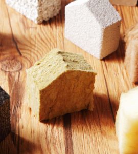 Des petits blocs d'isolant en forme de maisons éparpillés sur une table