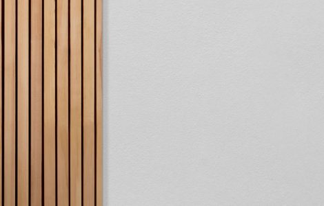 Une salle vide avec un sol en parquet et une décoration murale en lambris