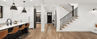 Durable et facile à nettoyer au quotidien, le parquet en bois apporte à un intérieur une incroyable douceur et un confort unique