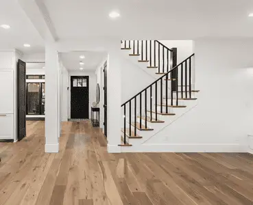 Durable et facile à nettoyer au quotidien, le parquet en bois apporte à un intérieur une incroyable douceur et un confort unique