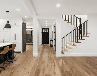 Durable et facile à nettoyer au quotidien, le parquet en bois apporte à un intérieur une incroyable douceur et un confort unique