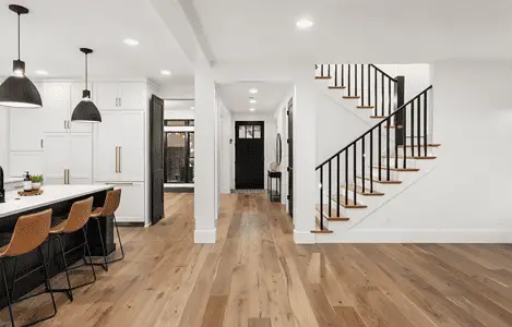 Durable et facile à nettoyer au quotidien, le parquet en bois apporte à un intérieur une incroyable douceur et un confort unique