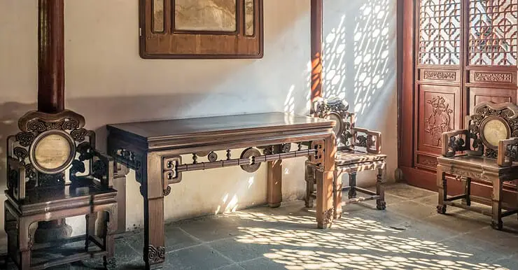 Mobilier traditionnel chinois en bois dans une chambre