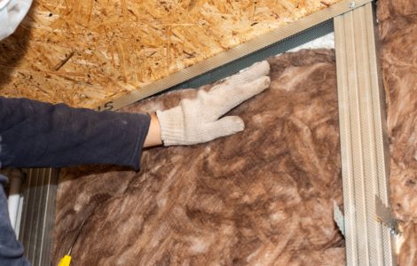 Travaux d'isolation des murs avec de la laine minérale