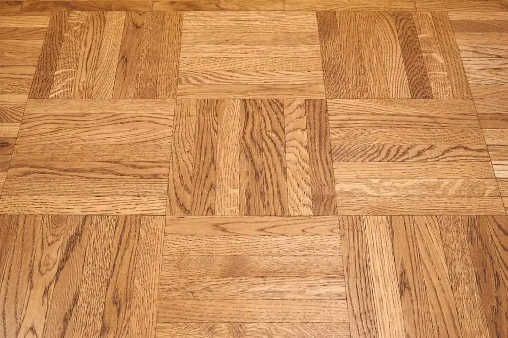 Le parquet en damier a été particulièrement utilisé dans les années 30 en France puis il est revenu à la mode dans les années 80