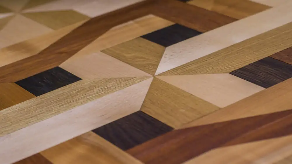 La marqueterie est un art à part entière. Ce type de parquet n'est pas industrialisé et se fabrique uniquement grâce à une technique manuelle et artisanale