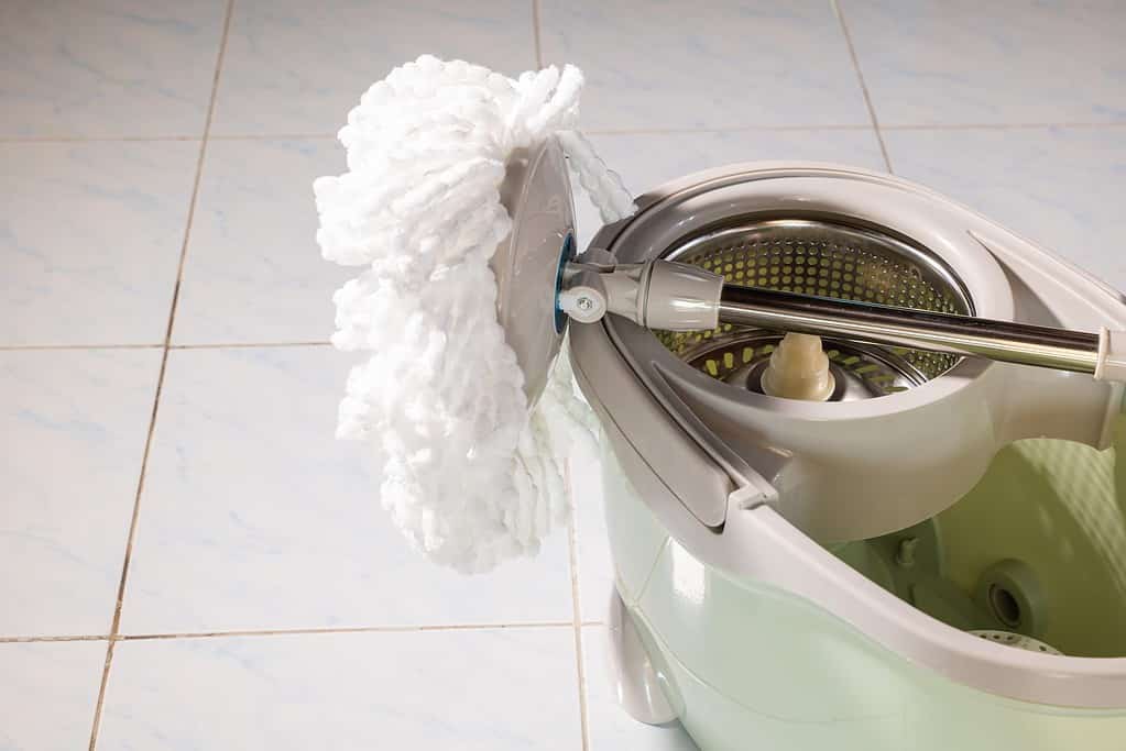 Pour le nettoyage quotidien, il faut opter pour le plus simple : eau chaude et serpillère en microfibre
