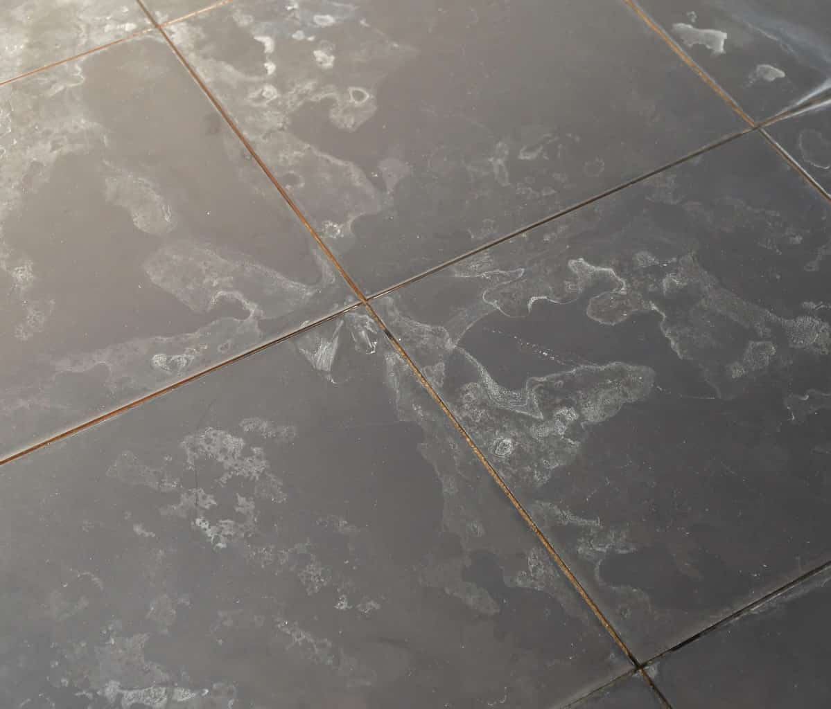 Comment enlever les taches sur le carrelage