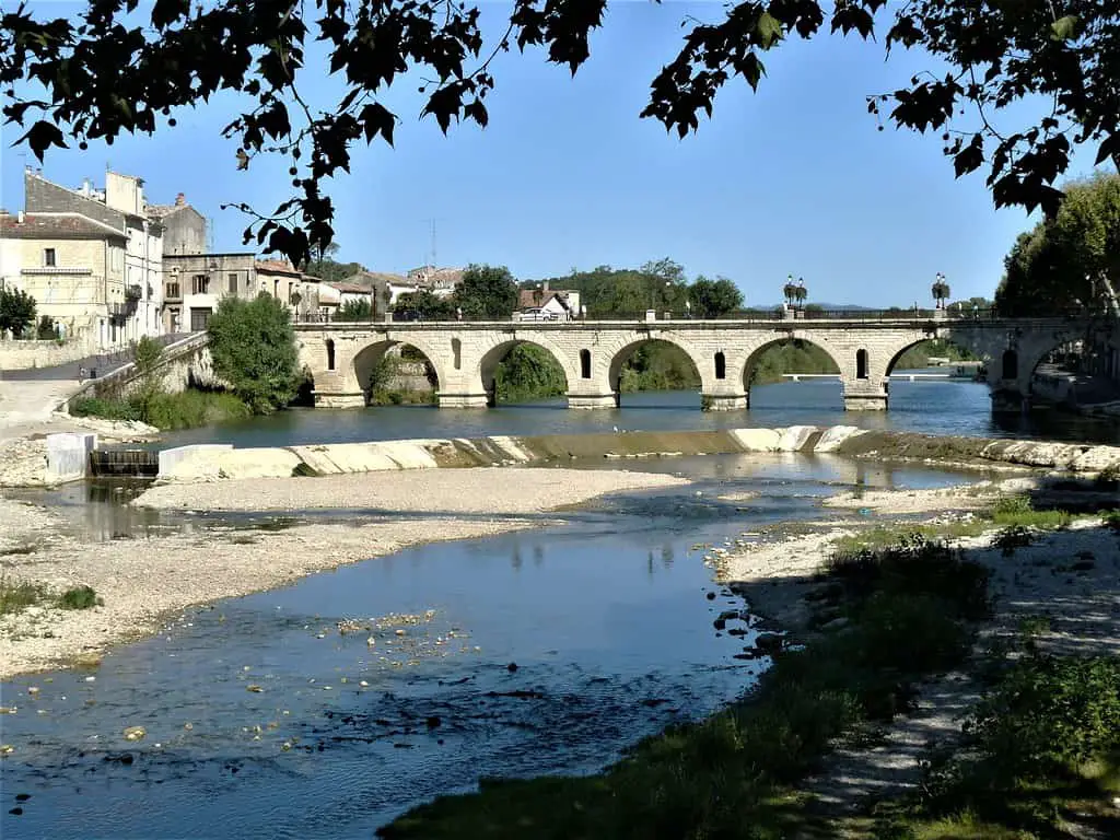 C'est dans ce petit village du Gard, Sommières, que la fameuse Terre de Sommières, réputée pour ses capacités de nettoyage à sec, fût fabriquée à l'origine