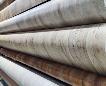 Plusieurs rouleaux de revêtement de sol en linoléum exposés dans un magasin