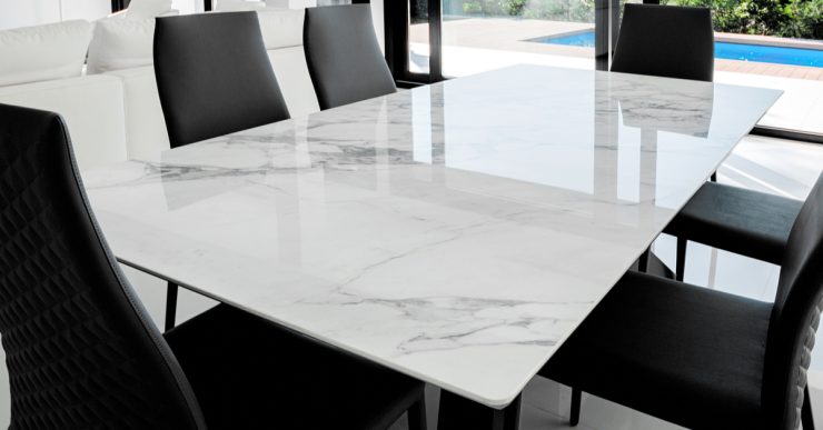 Table à manger en marbre avec chaises noires