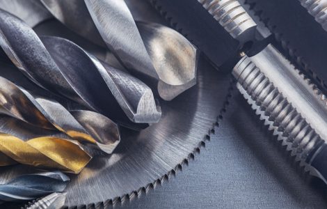 Différents modèles de mèches et de tarauds placés côte à côte