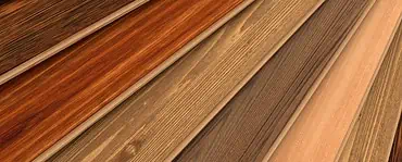 Plusieurs bandes de parquet dans différents types de bois posées les unes sur les autres