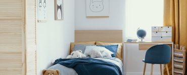 Chambre d'enfants avec un nounours au pied du lit