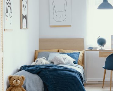 Chambre d'enfants avec un nounours au pied du lit