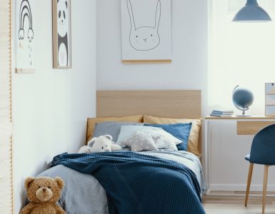 Chambre d'enfants avec un nounours au pied du lit