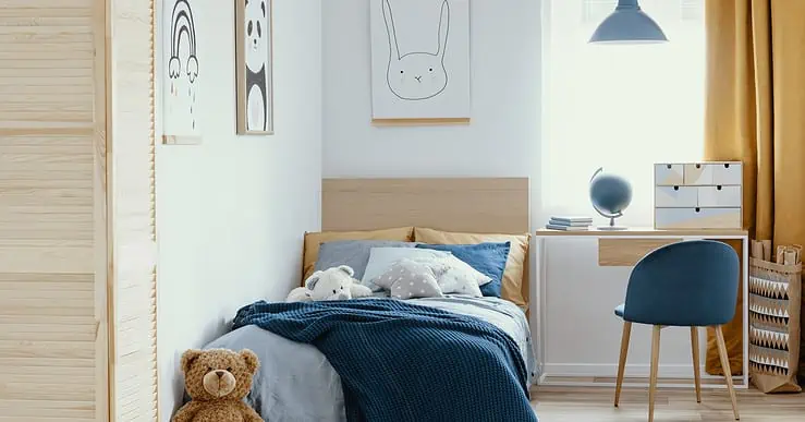 Chambre d'enfants avec un nounours au pied du lit