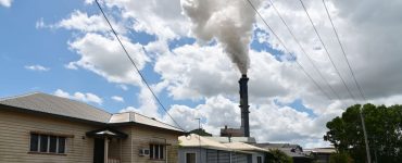 Cheminée d'une usine évacuant de la fumée blanche