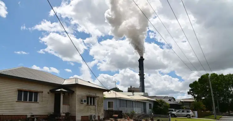 Cheminée d'une usine évacuant de la fumée blanche