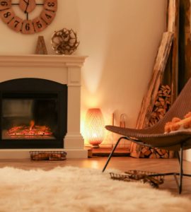 Vue sur un salon au ton marron avec une cheminée