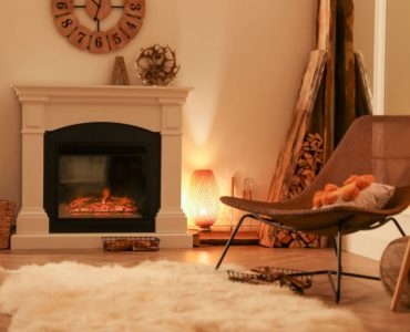 Vue sur un salon au ton marron avec une cheminée