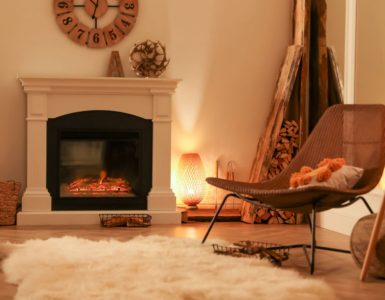 Vue sur un salon au ton marron avec une cheminée