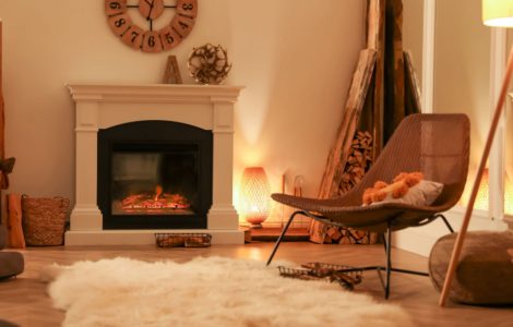 Vue sur un salon au ton marron avec une cheminée