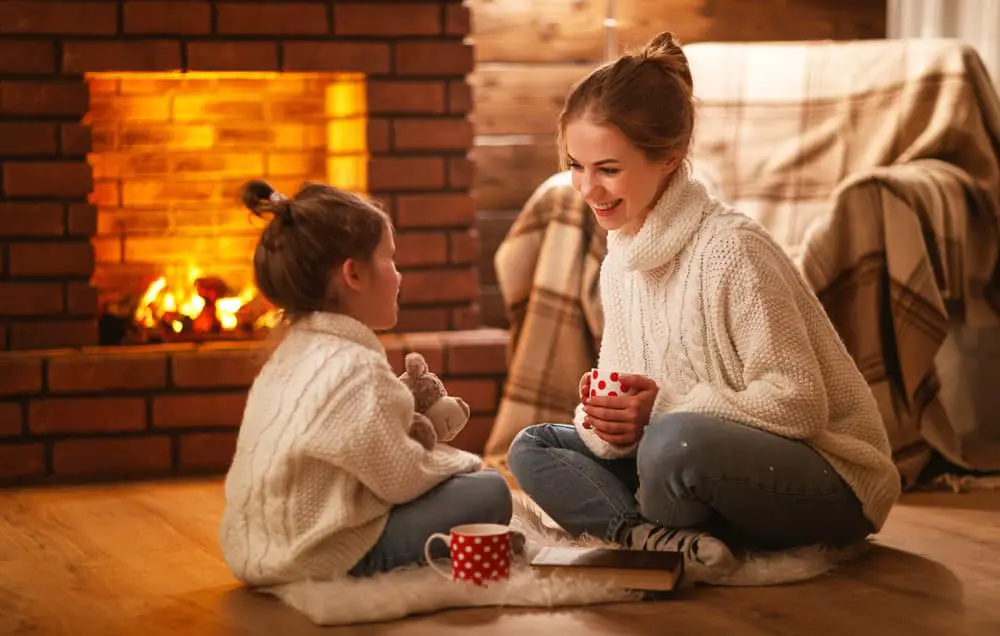 Idéal pour passer un moment de douceur auprès du feu, le foyer ouvert est souvent plus un choix esthétique que technique 