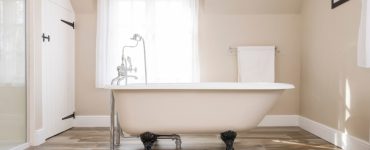 Une baignoire blanche classique placée au milieu d'une pièce