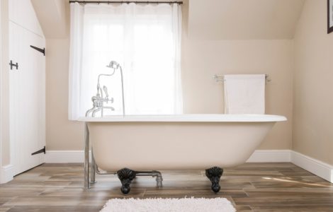 Une baignoire blanche classique placée au milieu d'une pièce