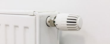 Gros plan sur le robinet thermostatique d'un radiateur de la maison