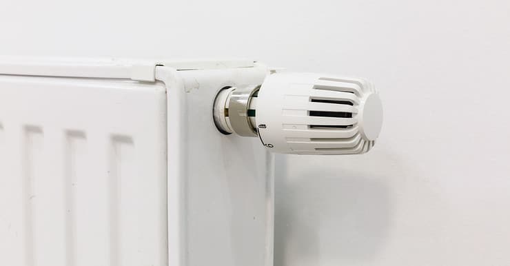 Gros plan sur le robinet thermostatique d'un radiateur de la maison
