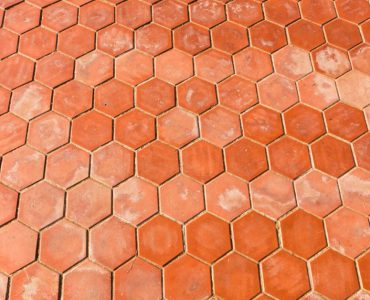 Un sol en tomettes couleur terracotta