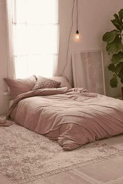 Une chambre minimaliste dans les teintes de rose poudrées