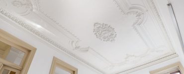 Vue sur le plafond blanc orné de belles moulures